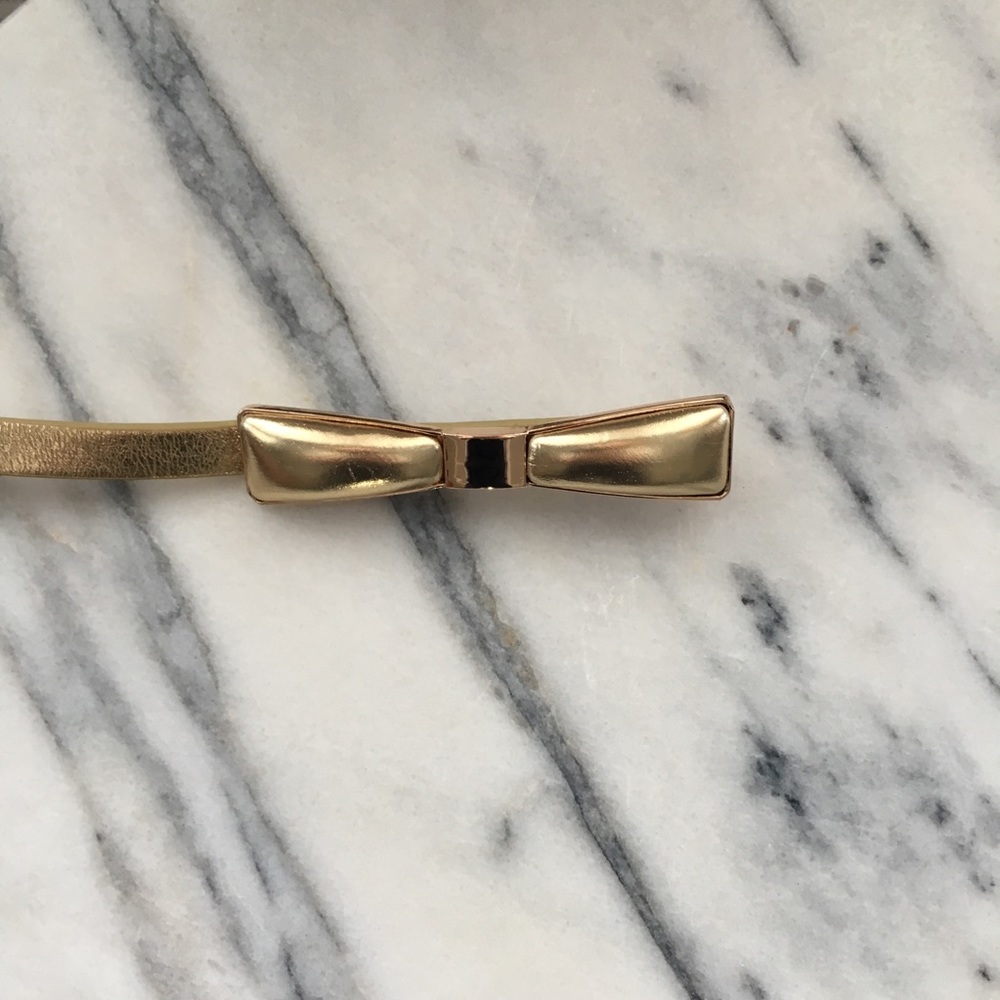 Skinny gold bow belt